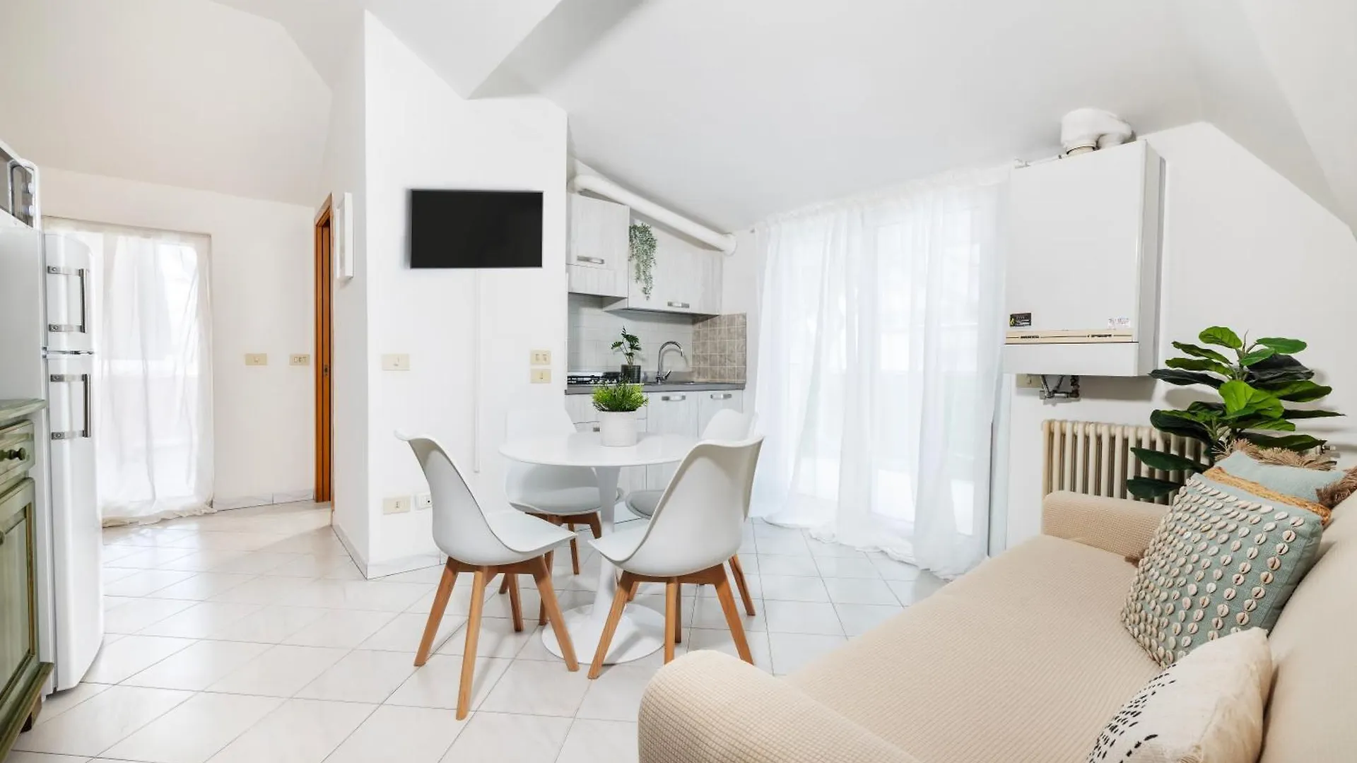 Sanidea Appartamenti - Casa Smeraldo ريتشيوني 0*,  إيطاليا