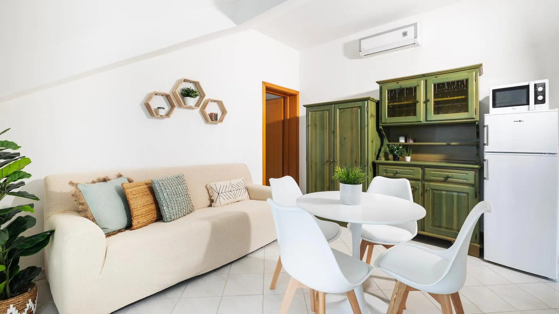 Sanidea Appartamenti - Casa Smeraldo Riccione 0*,  Italy